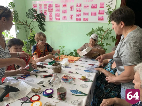 В Саратовской области пенсионерки организовали клуб «Умелые руки не знают скуки»