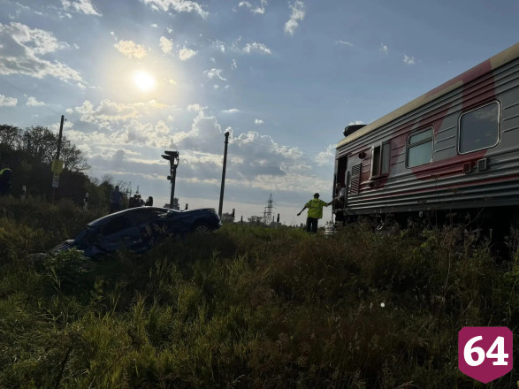 В Саратовской области на переезде поезд столкнулся с легковым автомобилем 