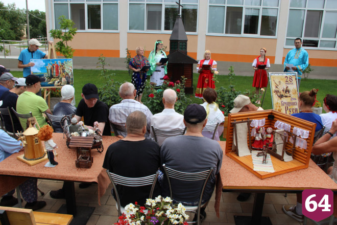 В Энгельсский дом-интернат пришли в гости князь Владимир и княгиня Ольга